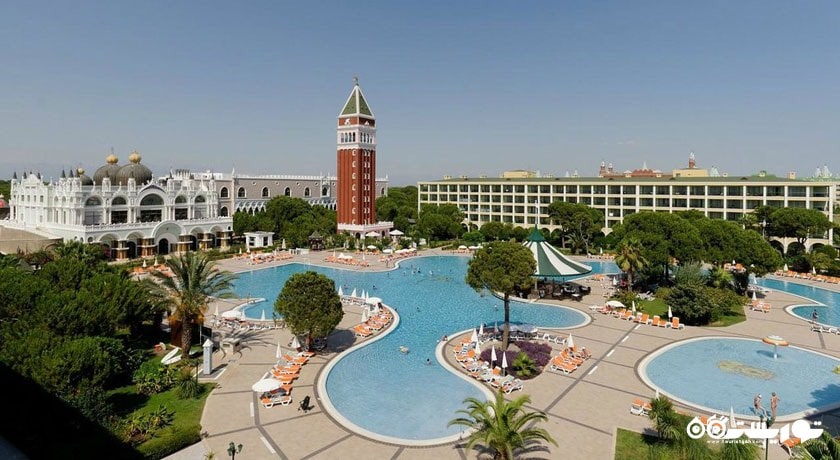 دورنمای استخر روباز هتل